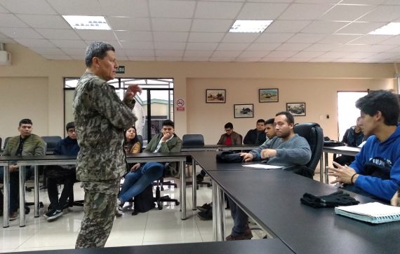 Gonzalo Iwasaki recibe a nuestros futuros comunicadores en el Ejército