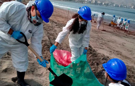 Voluntarios UPN colaboran en reducir la contaminación de playa de Ancón